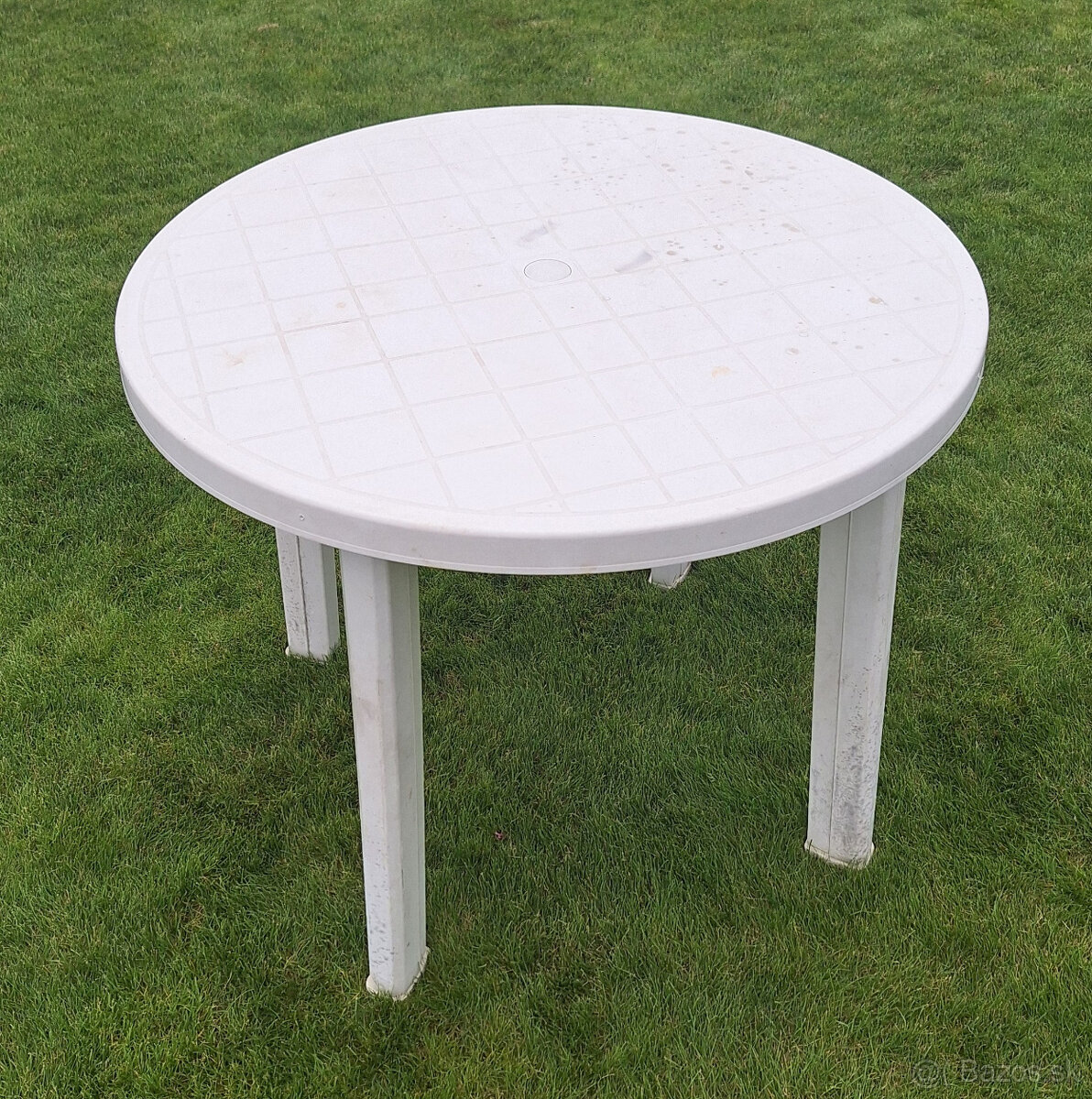 9ks plastove stolicky + plastovy stol - 2