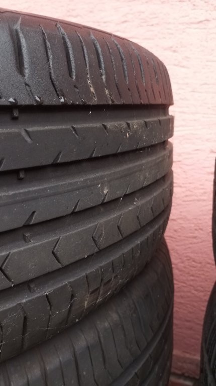 Predam letne pneu 4ks Continental 215_55_R17 - 2