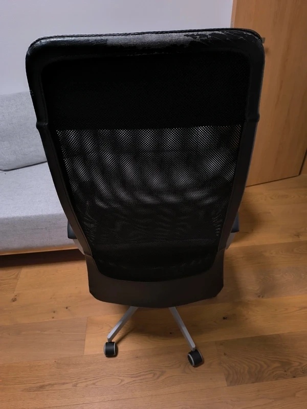 otocna kozena stolicka Ikea Markus - 2