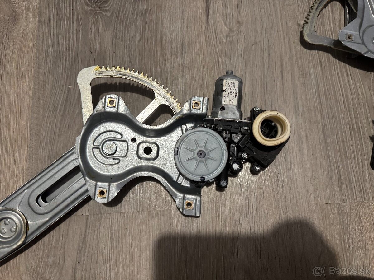 Mechanizmus ľavého predného okna Toyota Auris 2 - 2