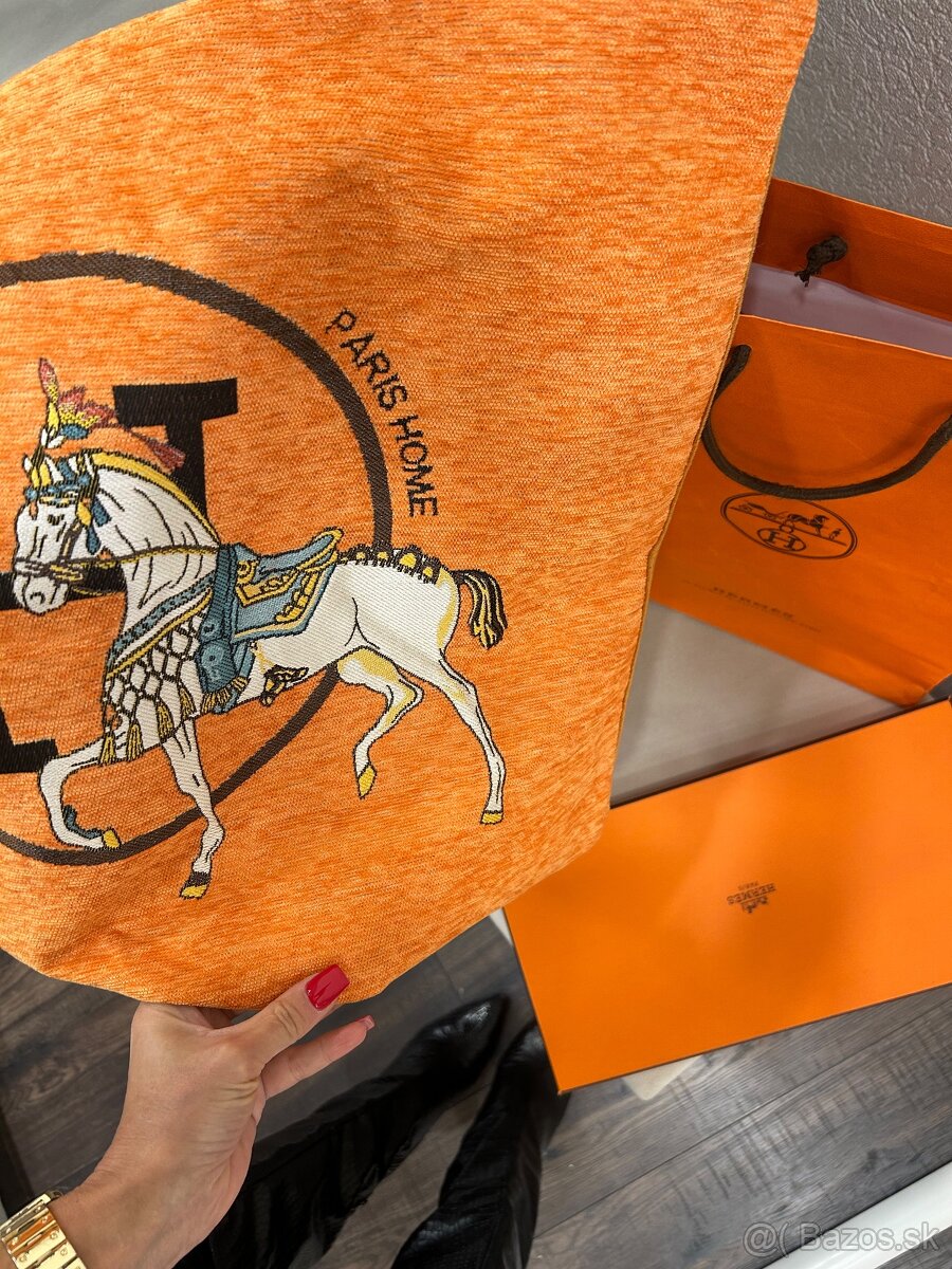 Hermes obliecka na vankúš. - 2