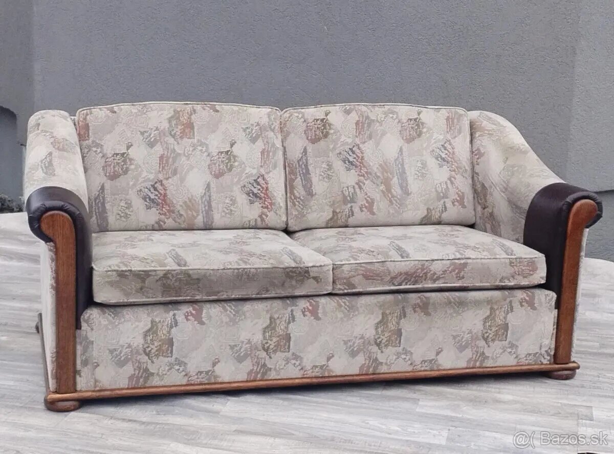 Dvojsedačka s dreveným rámom . - 2