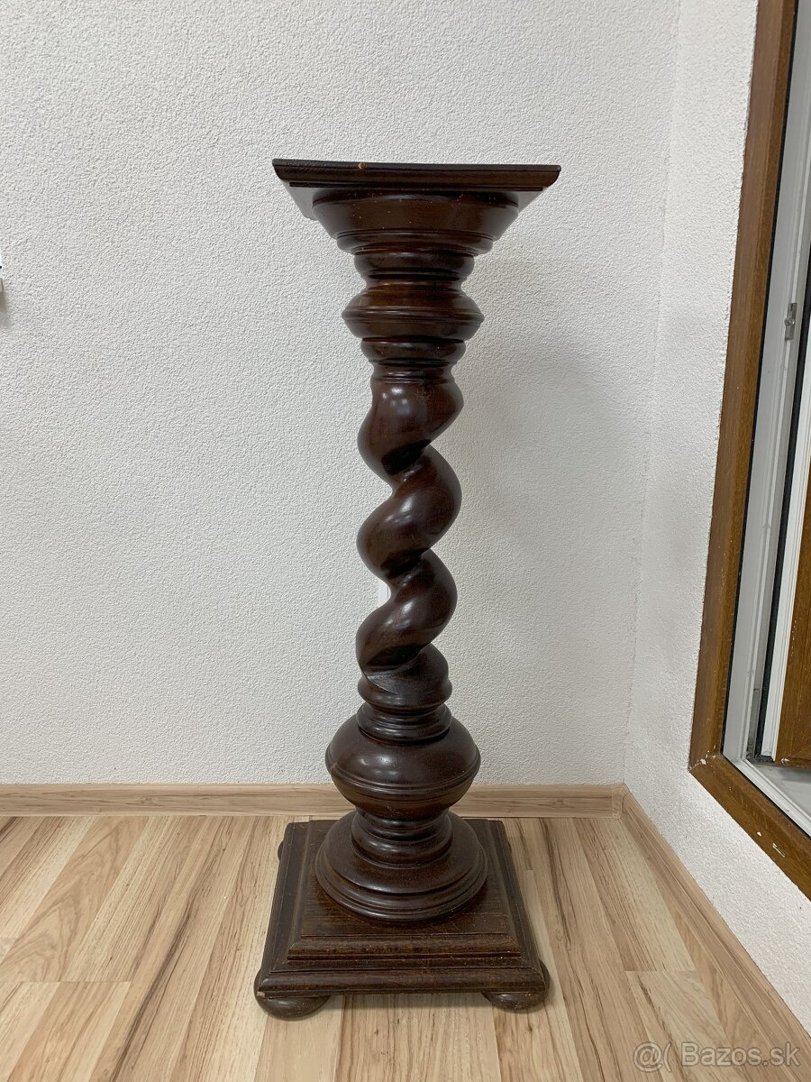 Drevený vyrezávaný stĺp - 2