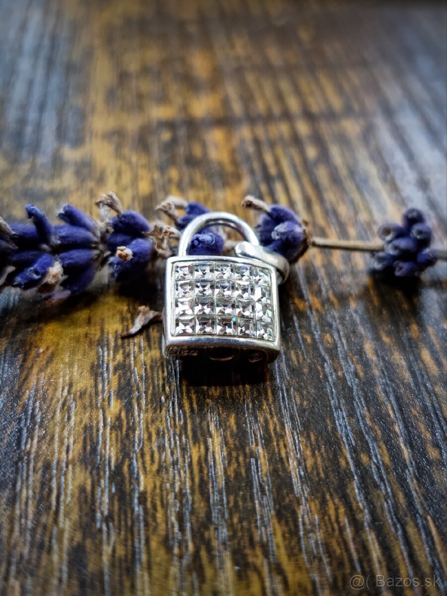 Strieborný prívesok v tvare zámku s kryštálmi. - 2
