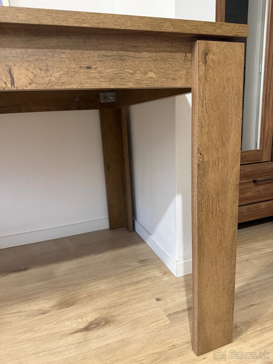 Jedálenský stôl so stoličkami. - 2