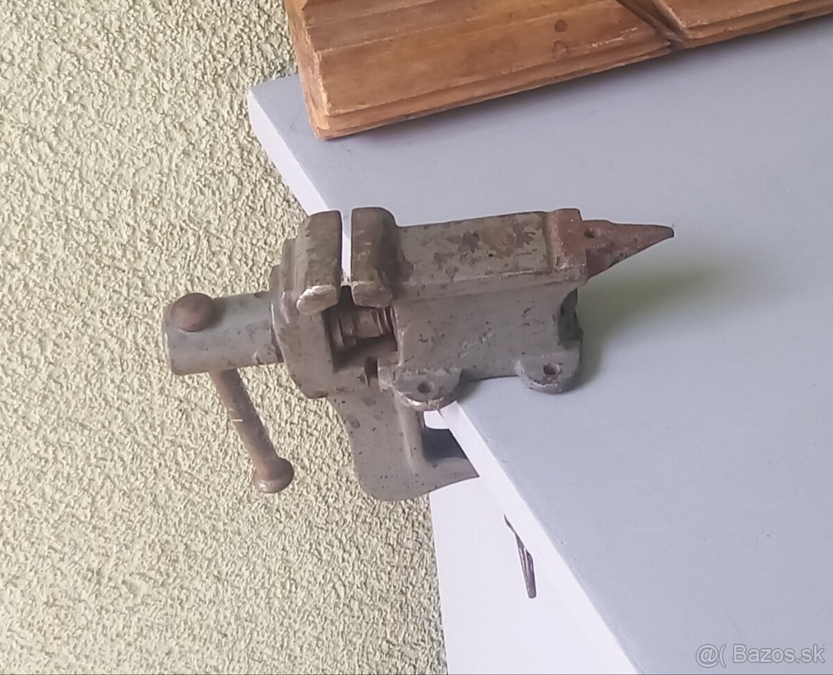 Zverák s kovadlinkou, vŕtačka, svorky, vývrtky - 2