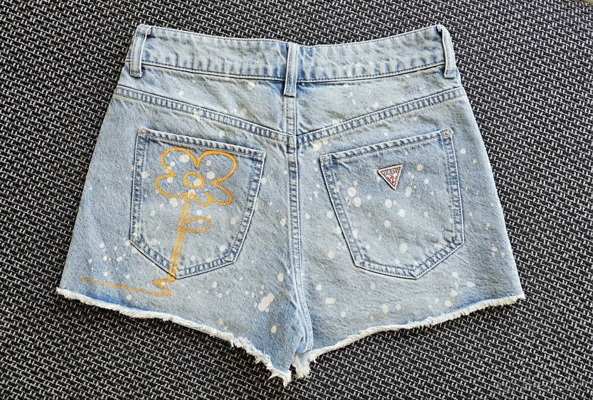 Predám lacno nové dámske rifľové šortky zn. Guess - 2