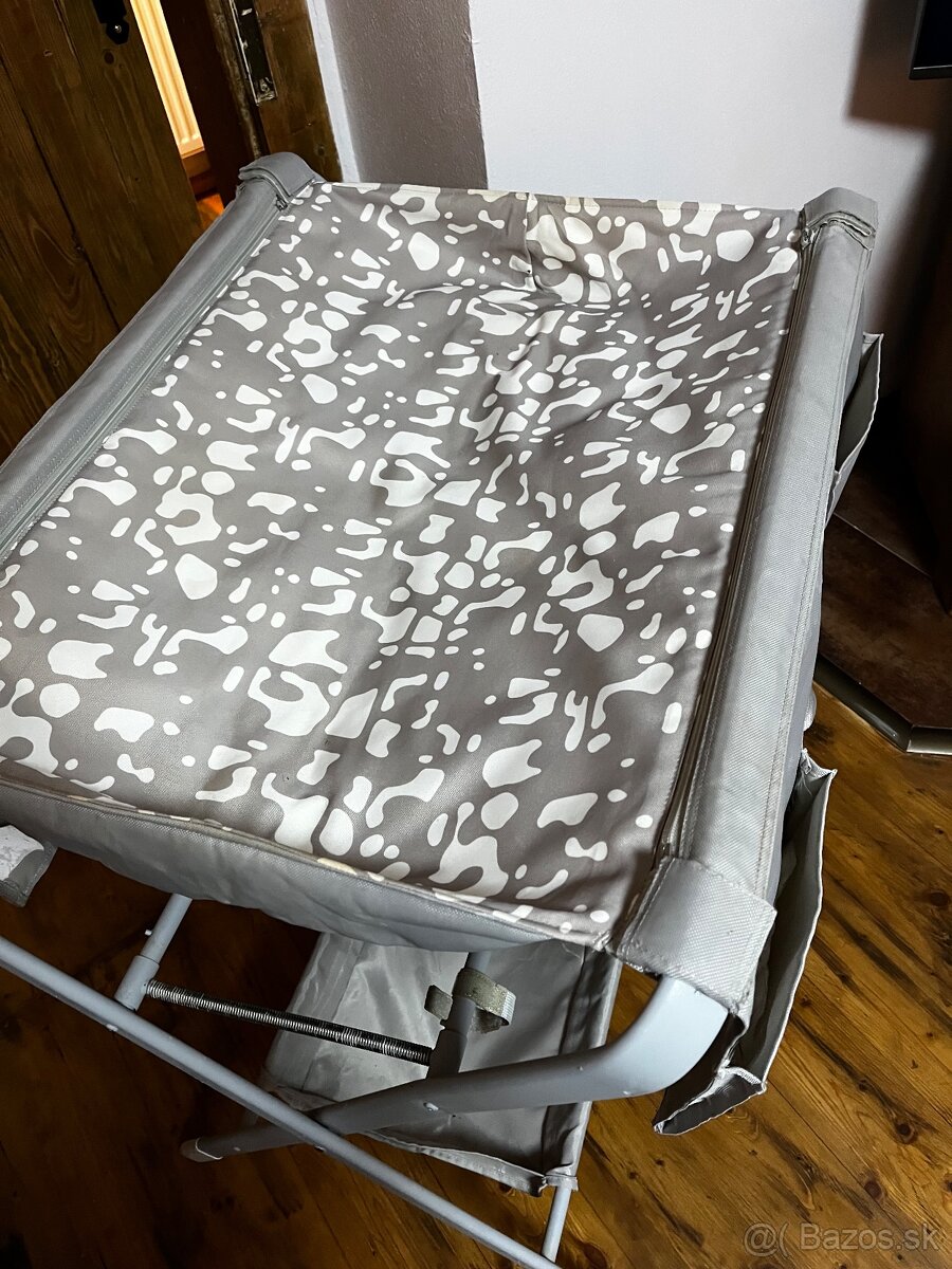 Skladací prebaľovací pult - 2