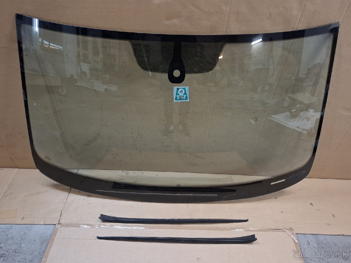 čelné sklo Passat B8, lišty, senzor - 2