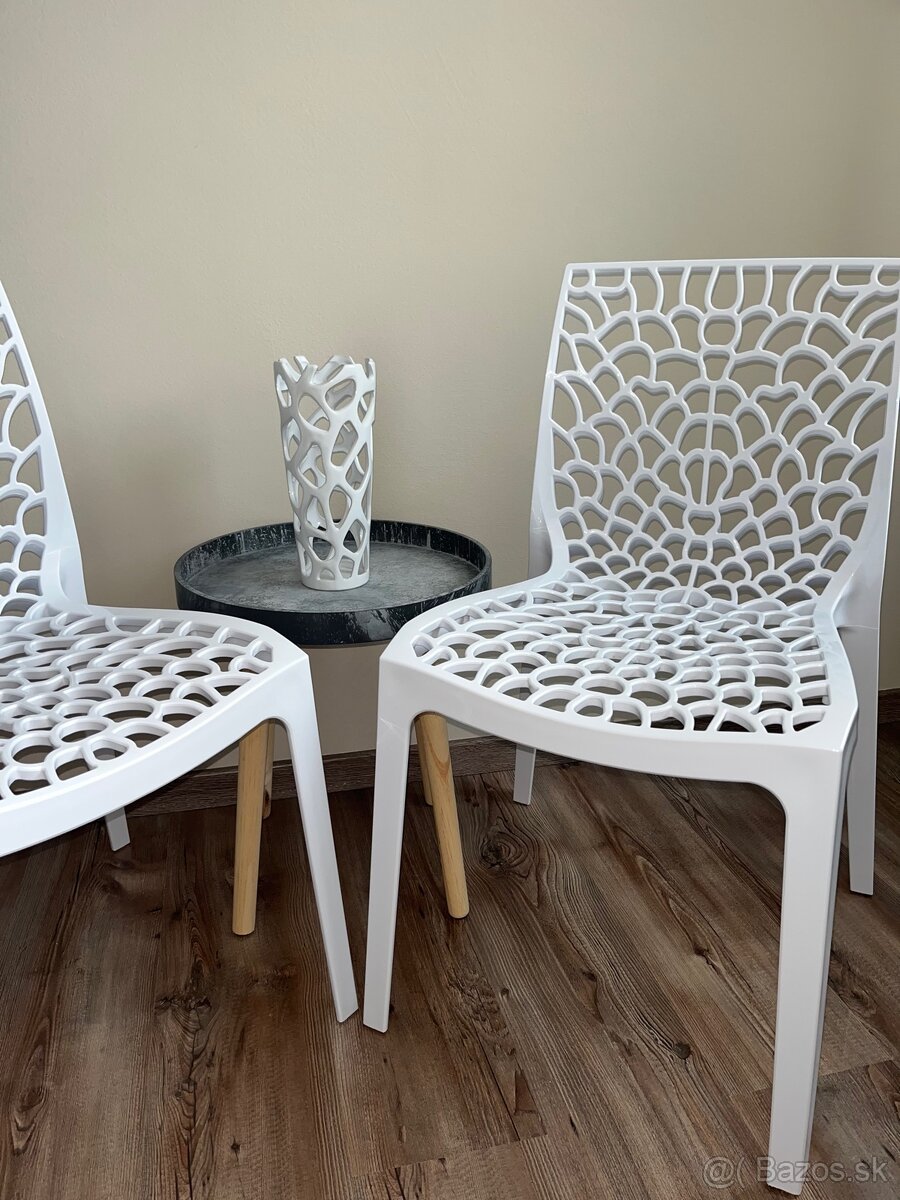 Plastové stoličky - 2