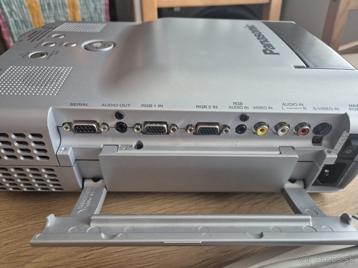 Projector Panasonic PT-L712NTE - 2