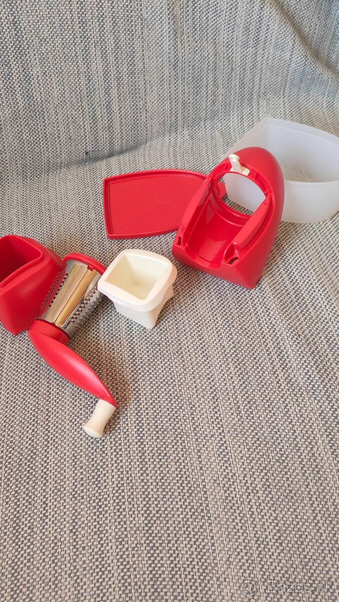 Tupperware mlynček na syr,orechy - 2