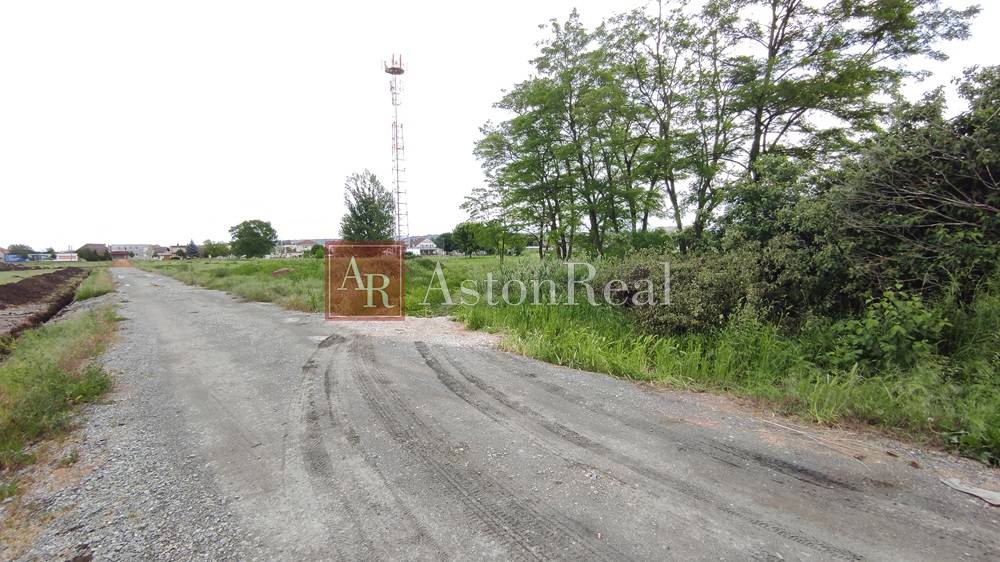 Predaj: POZEMOK 4471m2 vo Vrádišti, vhodný na komerčné využ - 2