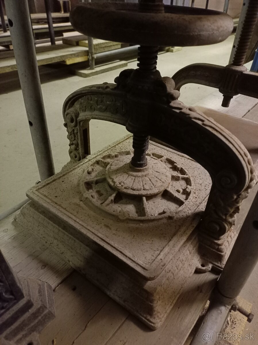 Starý liatinový lis na knihy - 2