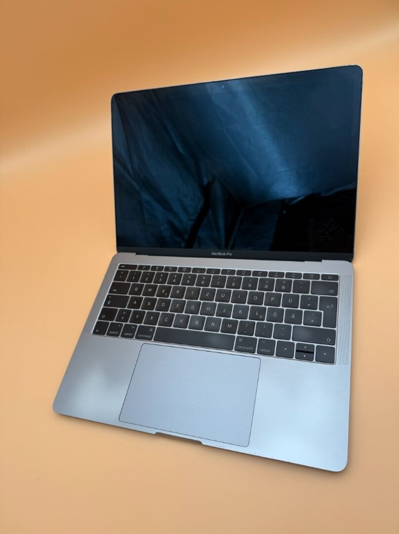 MacBook Pro 13 2017 i5 / 8GB RAM / 256GB SSD - 2