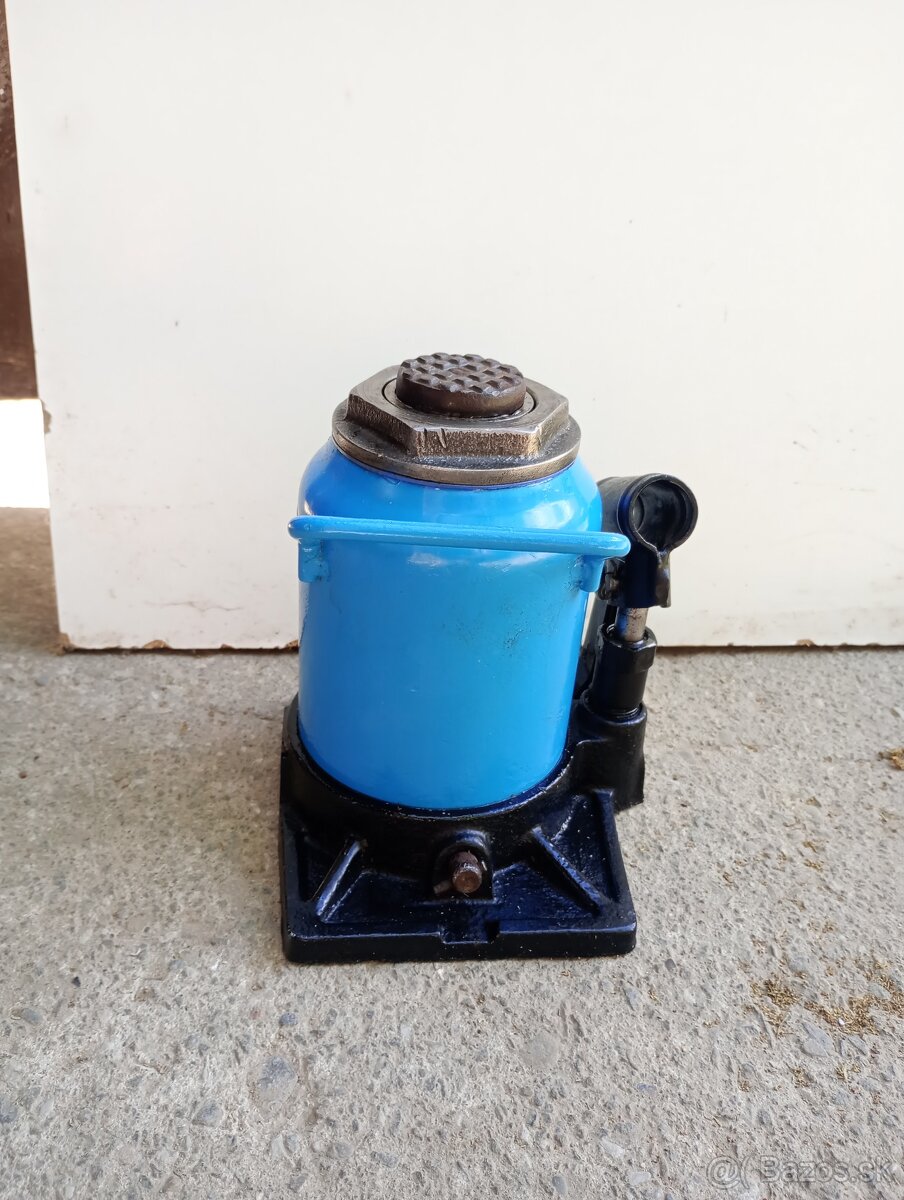 Zdvihak pod traktor - 2