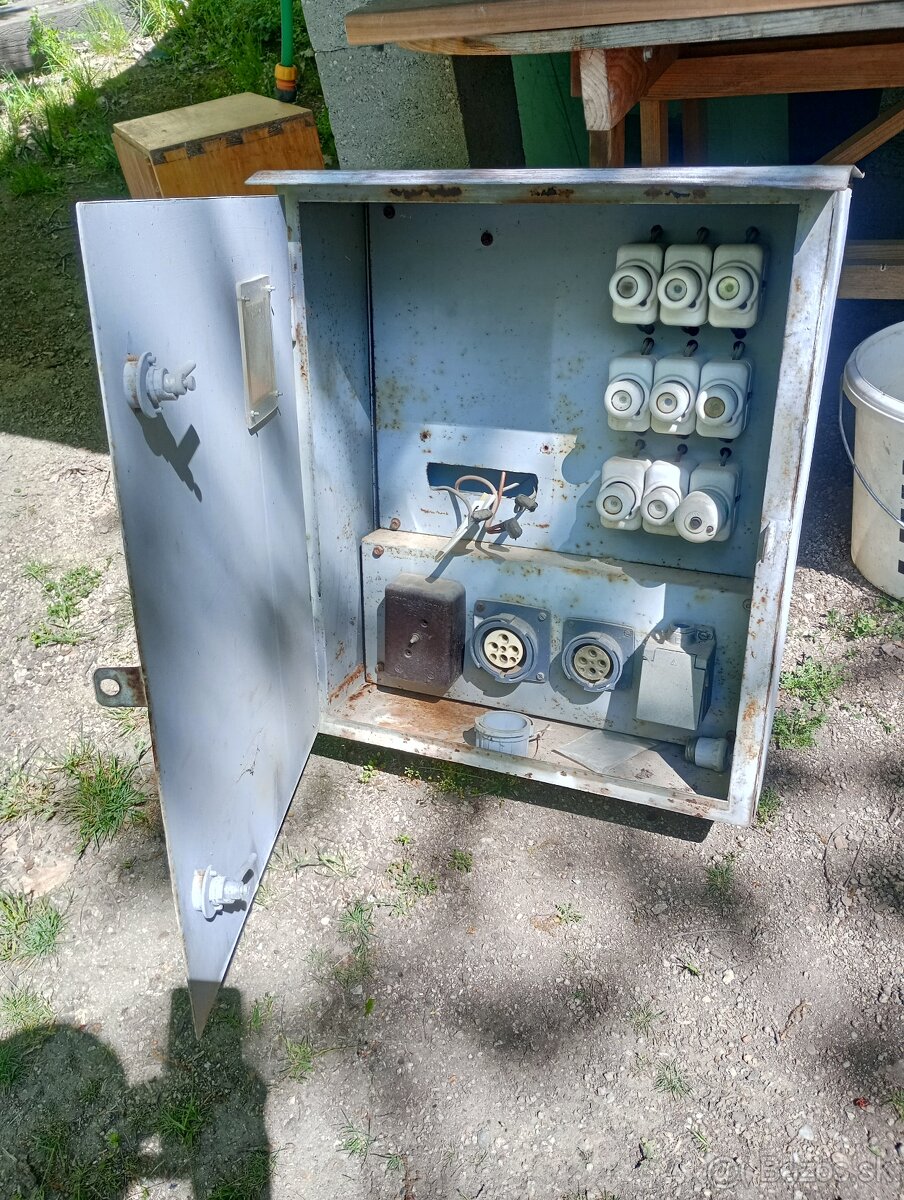 Predám starú kovovú elektro skriňu - 2