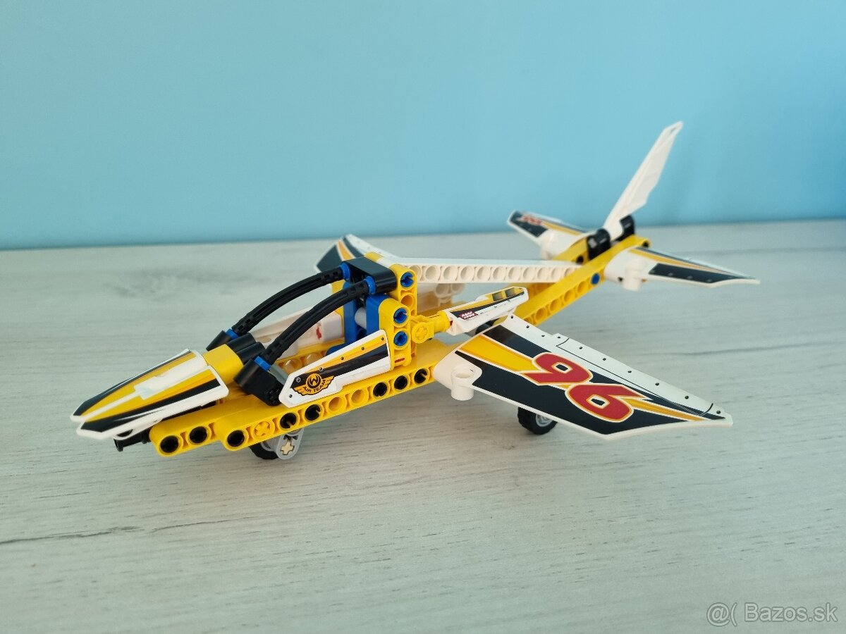 LEGO Technic 42044 Výstavná akrobatická stíhačka - 2