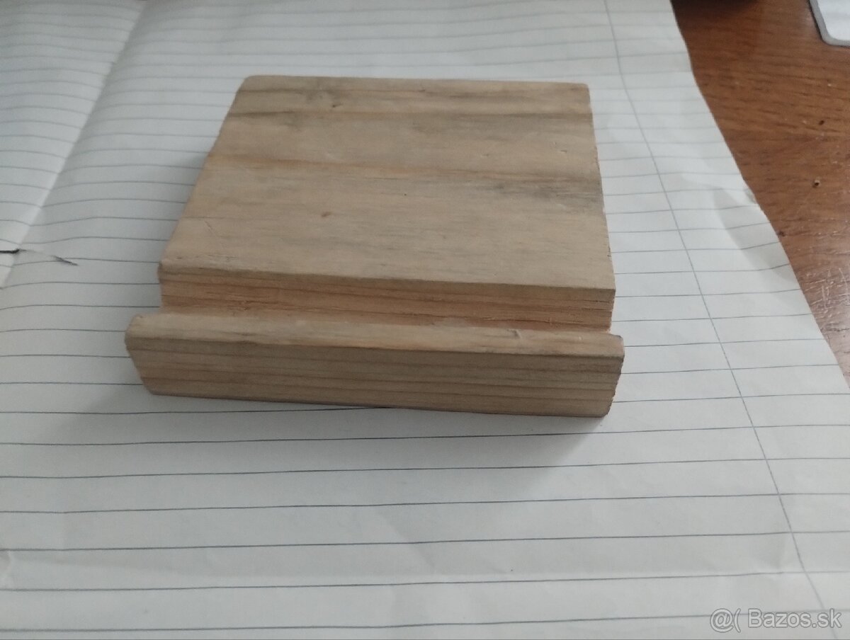 Drevený stojan na telefón - 2