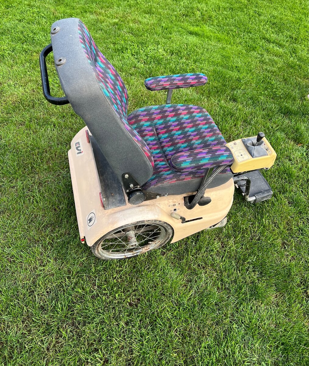 Starší elektrický invalidný vozík - 2