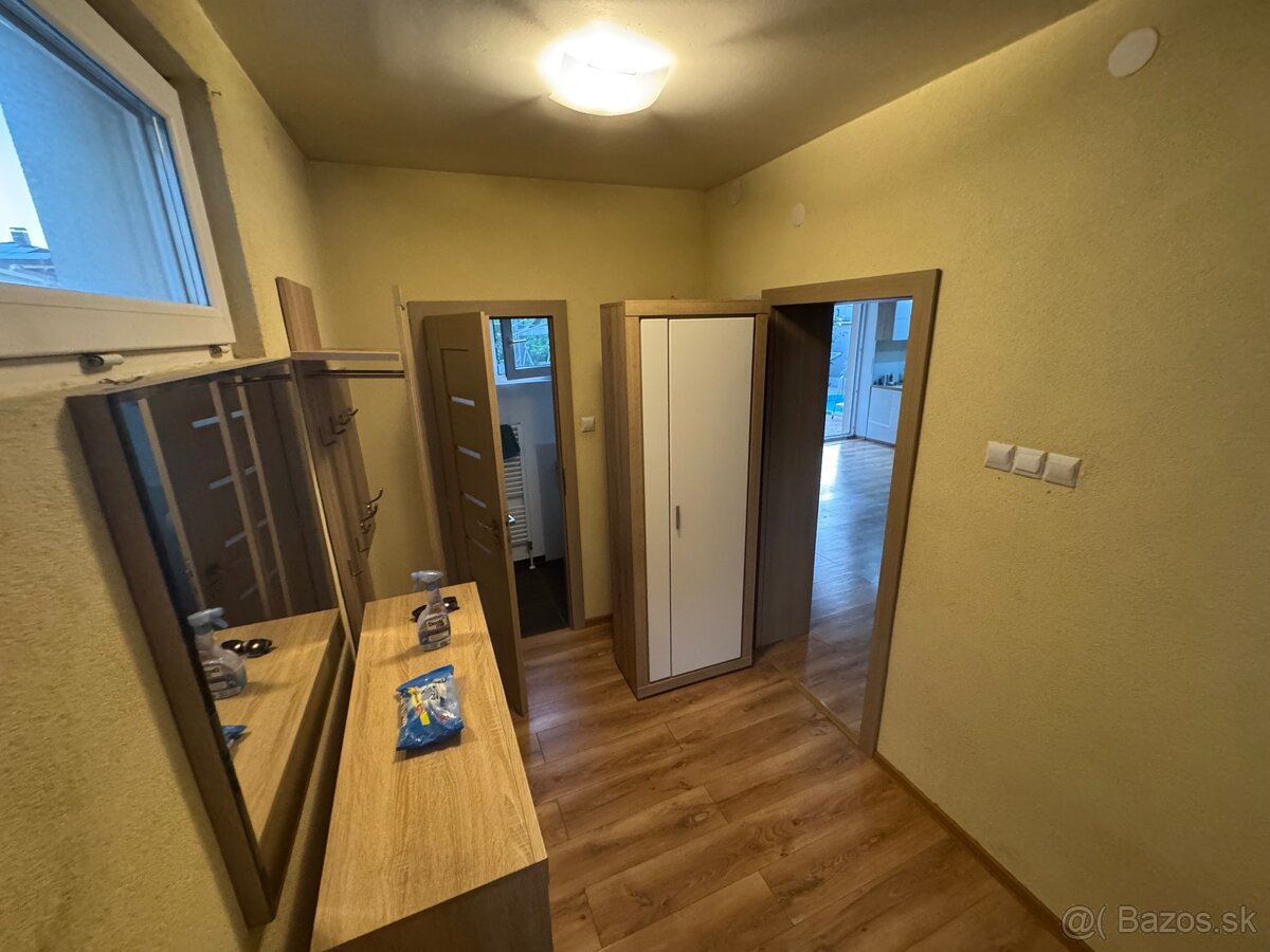 Predám Chodbovú zostavu Decodom - 2