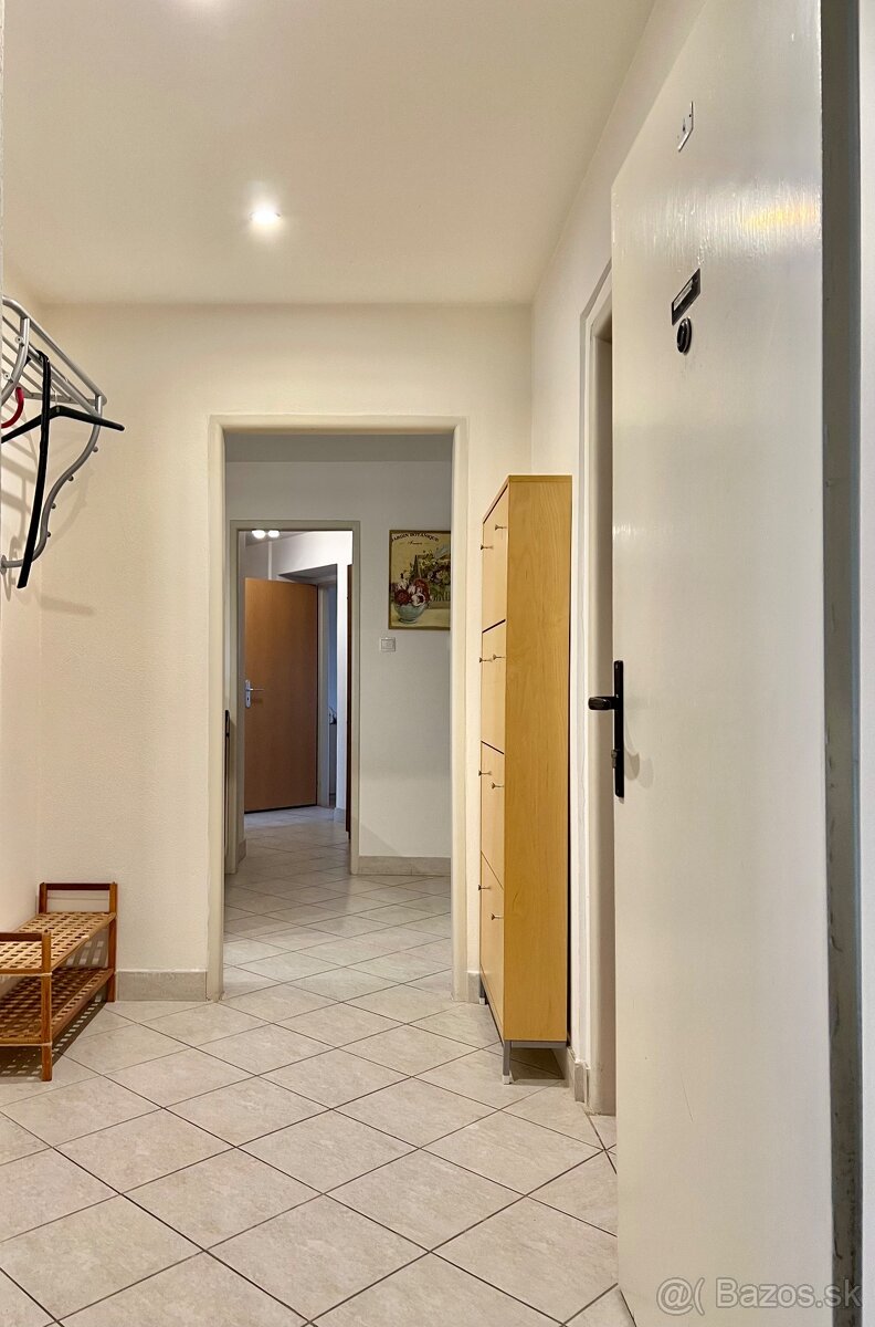 Prenájmem 3 izbový byt v centre Nových Zámkov - 2