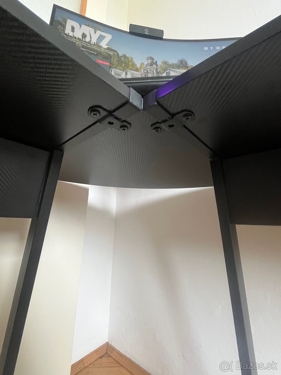 HUZARO Gaming Table - 2