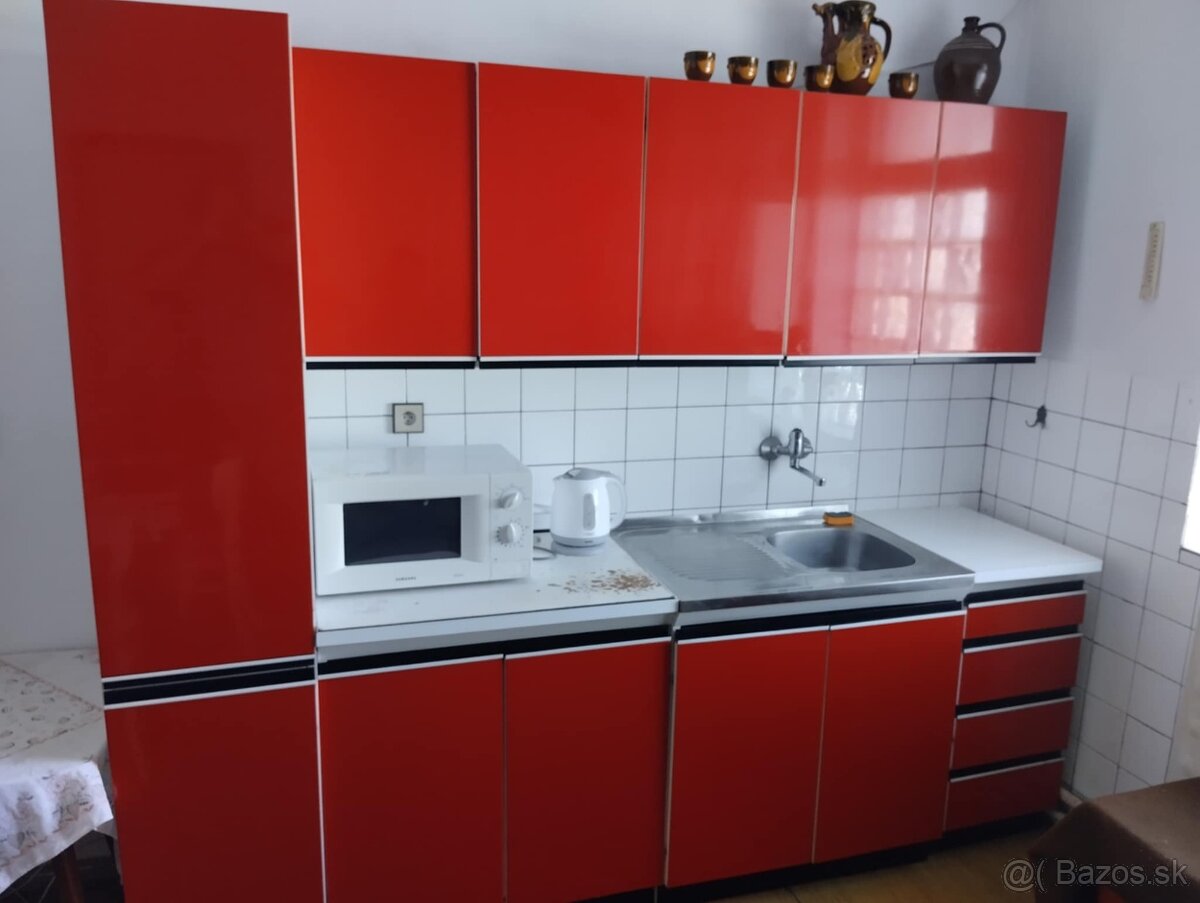 Kuchynská linka, rohová lavica so stolom a stoličkami - 2