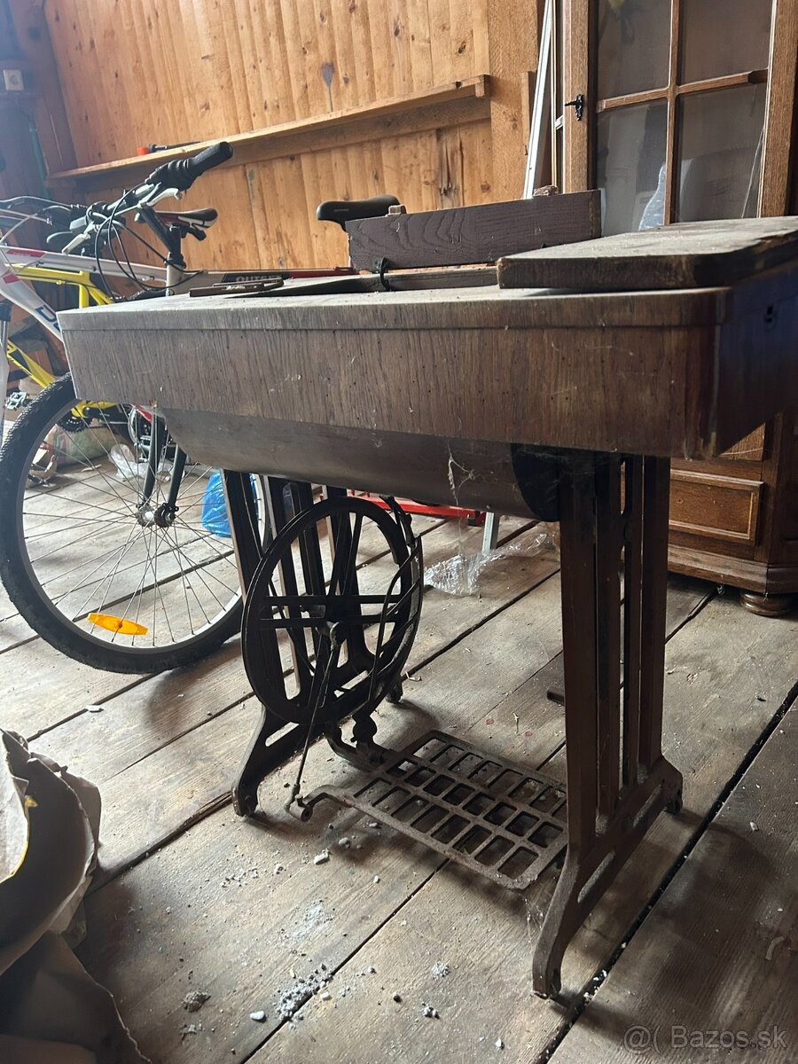 Šijací stroj značky Lada - 2