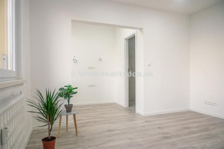 Predám zrekonštruovaný 3-izbový byt v Bánovciach n/B - 2