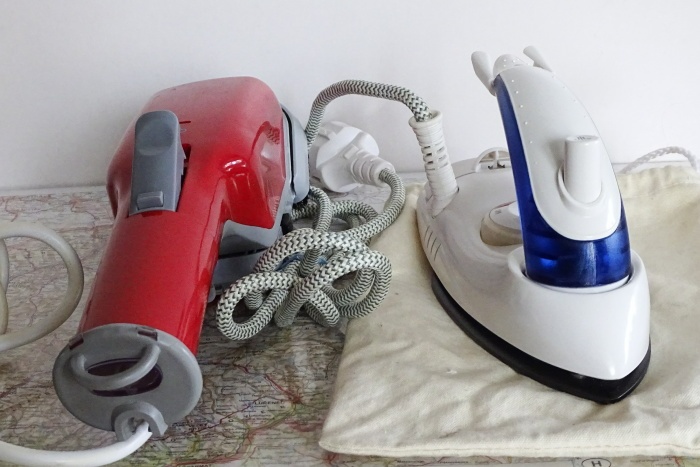 Multifunkčná parná kefa a naparovacia cestovná žehlička. - 2