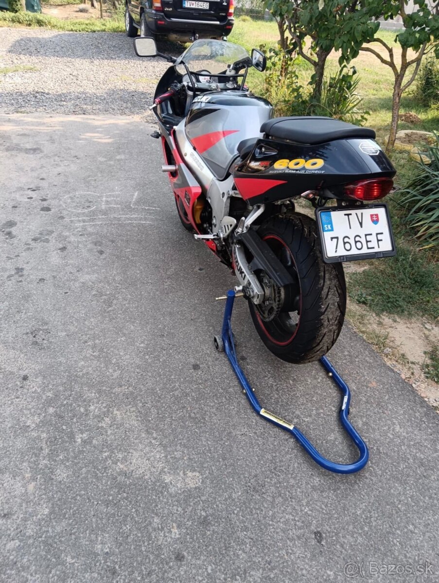 Suzuki GSXR 600 srad - 2