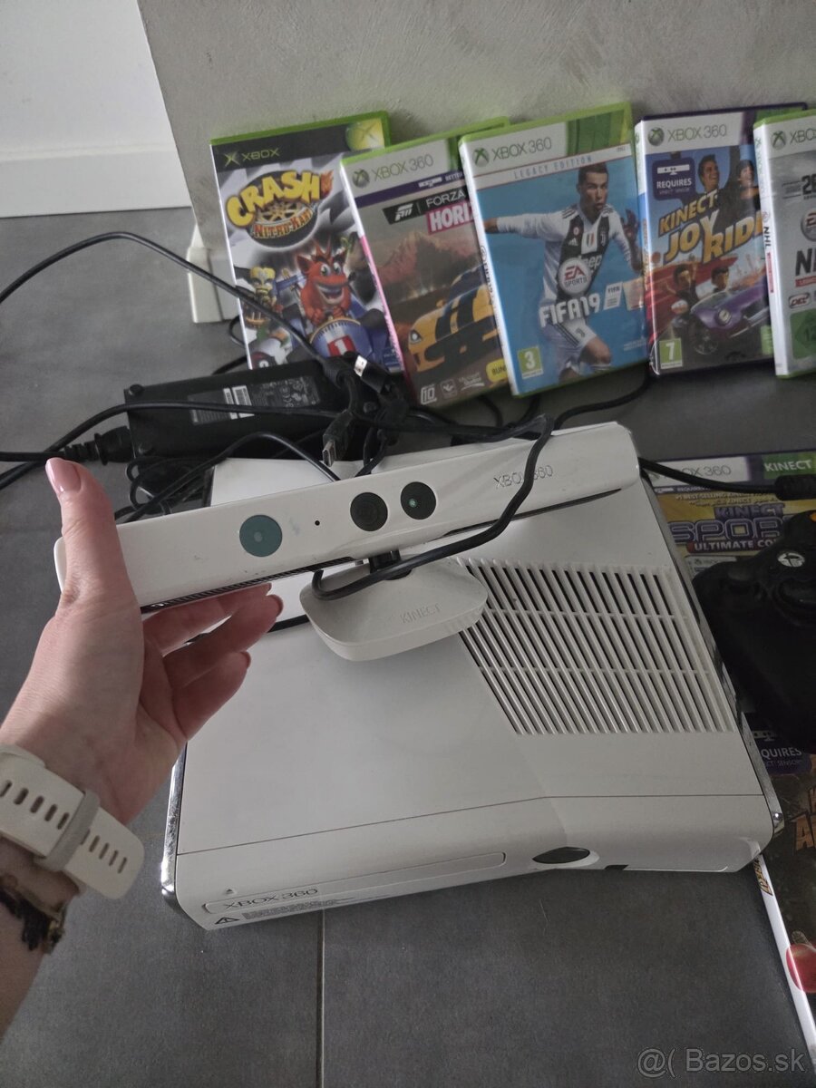 Xbox 360 + Kinect + 2 ovládače + 10 hier - 2