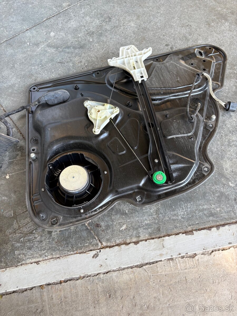 vnútro dverí Passat b6 - 2