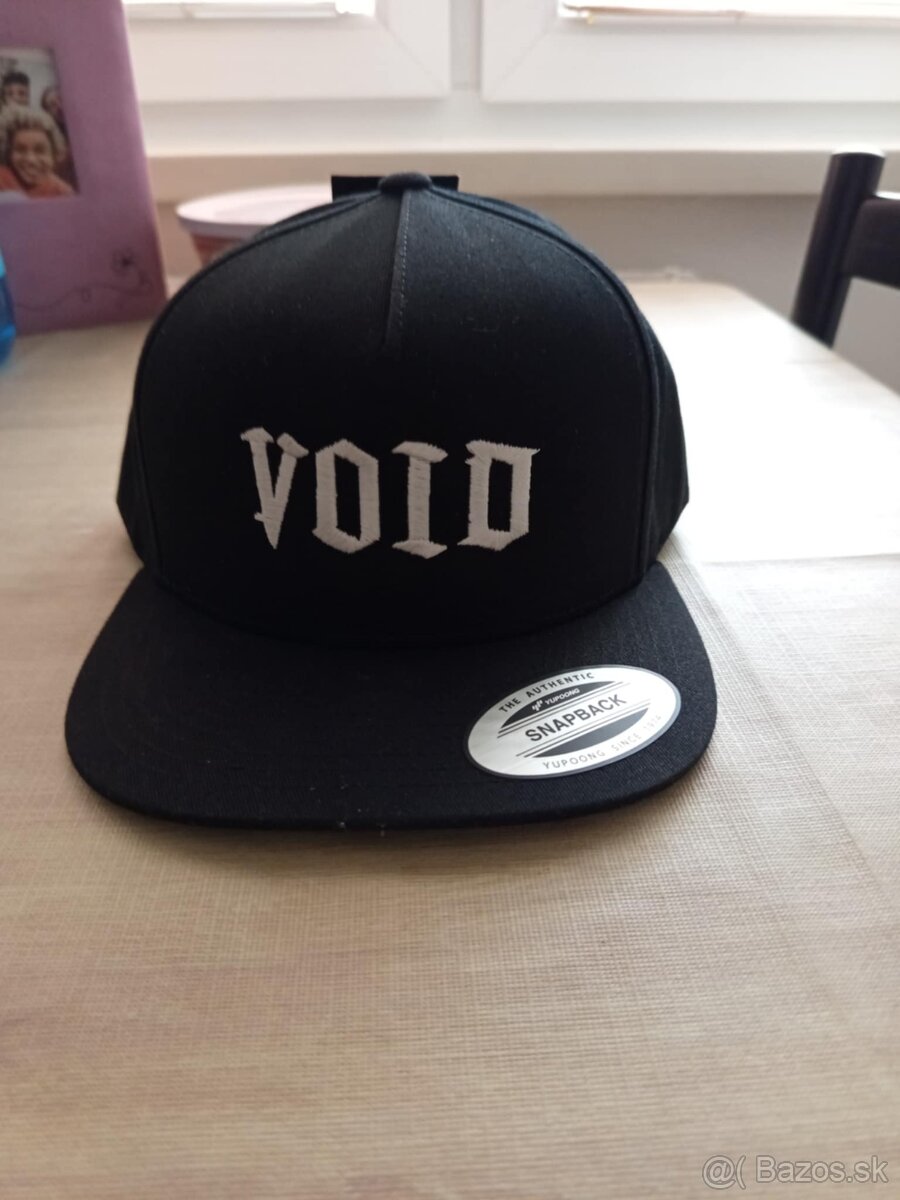 Čierna šiltovka - 2