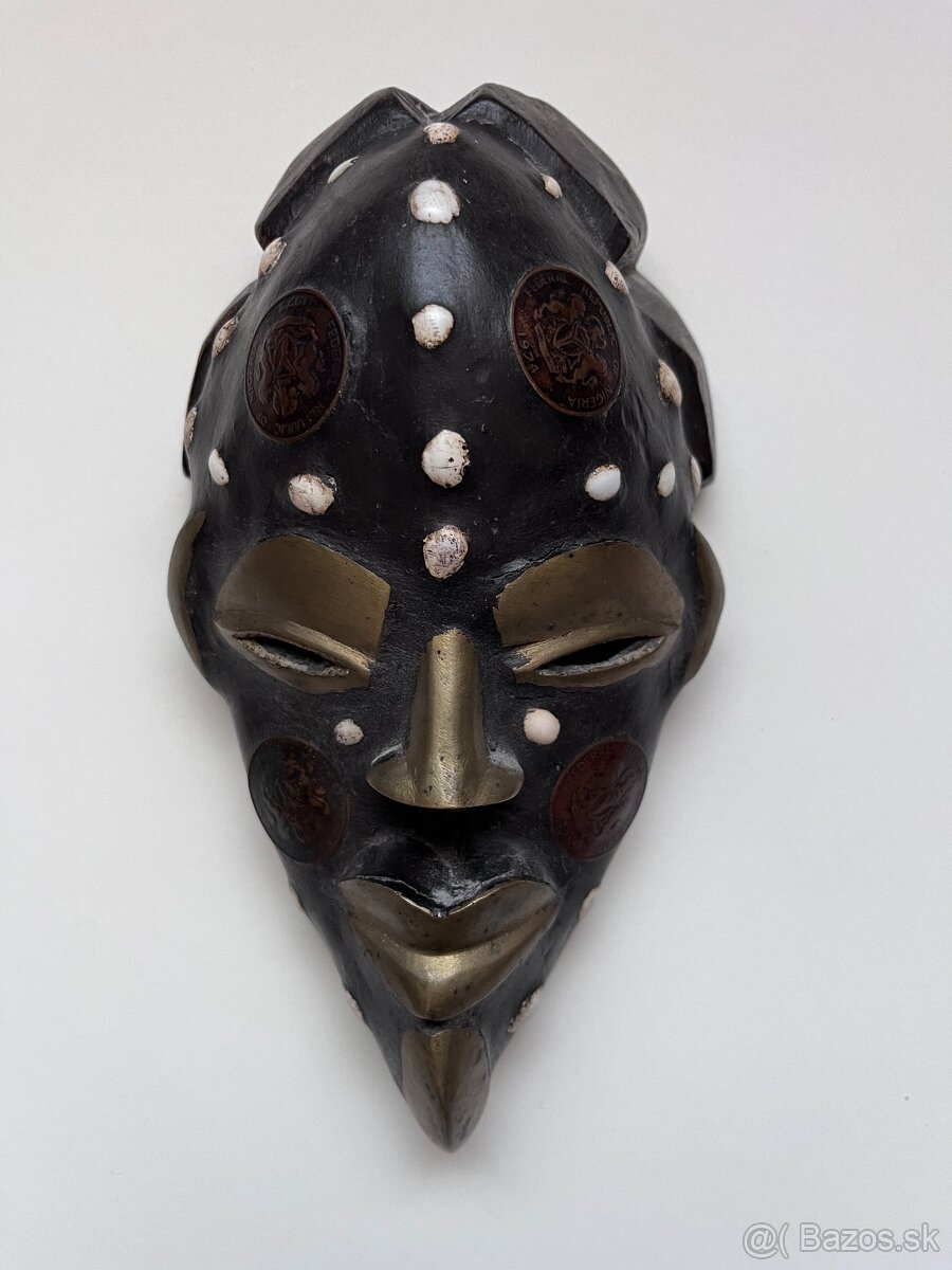 Africka maska zdobená mincami - 2