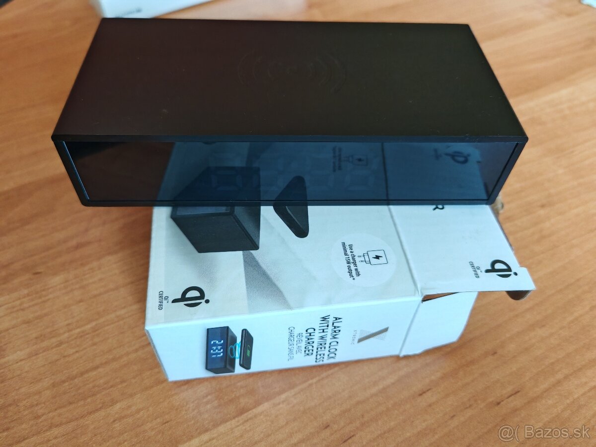 Bezdrôtová Qi rýchlo nabíjačka a digitálna hodinka - 2