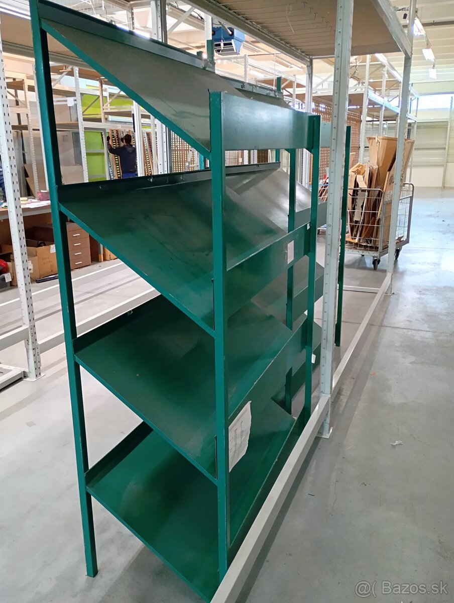 Kovový regál- šikmé police - 2