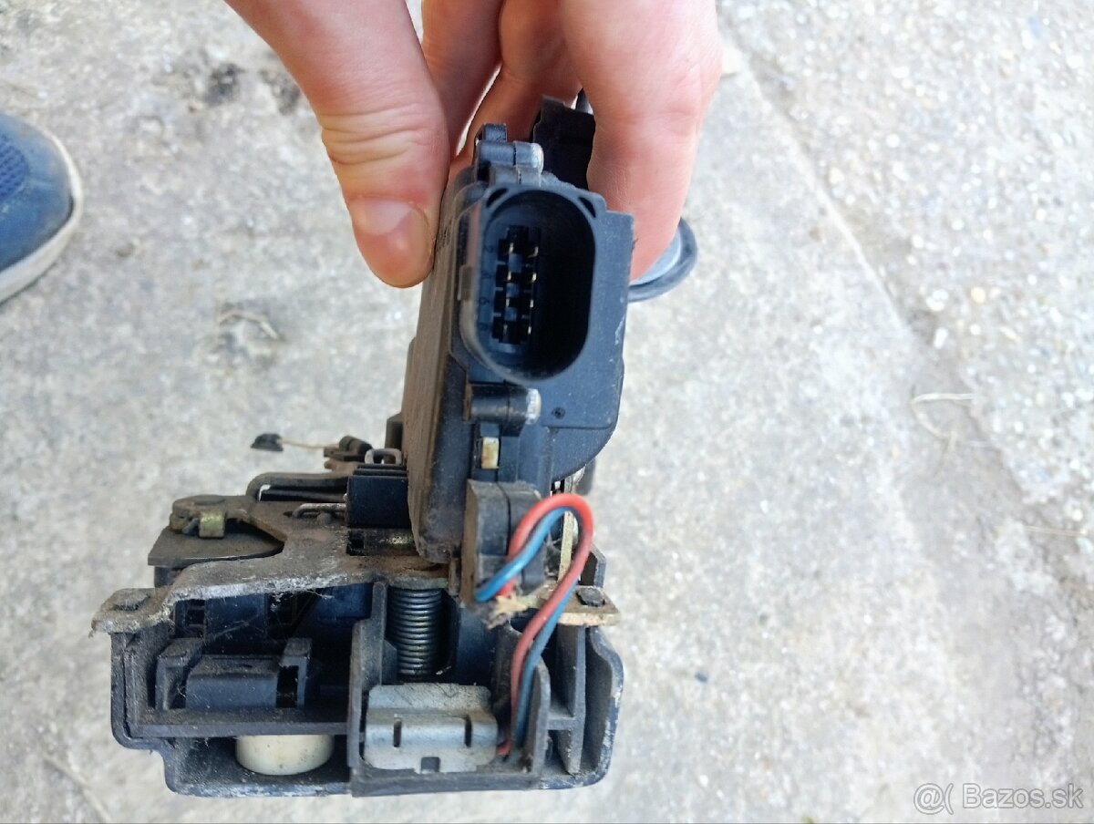 pravý predný zámok Golf 4 - 2