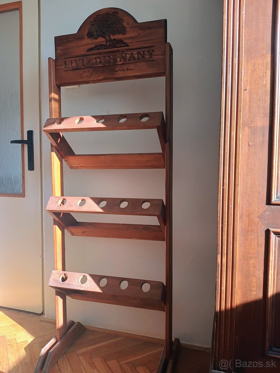 Stojan - drevený regál na víno. - 2