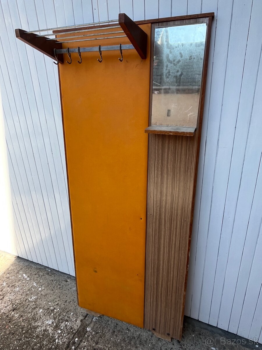 Retro vešiaková stena - 2