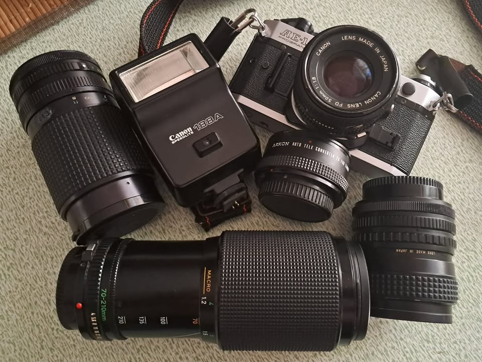 Canon AE-1 s príslušenstvom - 2