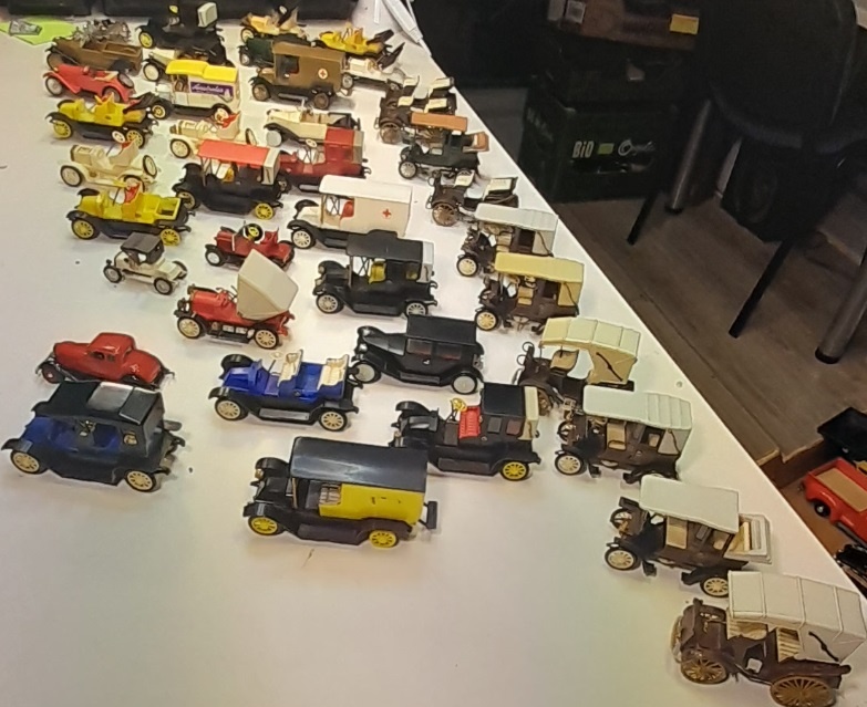 Modely aut 1:43 MIX /plastové IGRA/ - 2