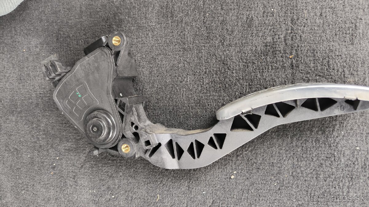 Renault Megane 3, plynový pedál - 2