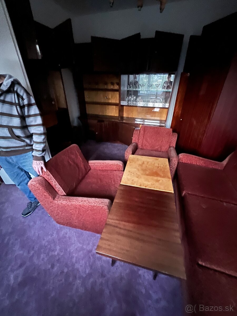 Sedačka, skriňa - 2