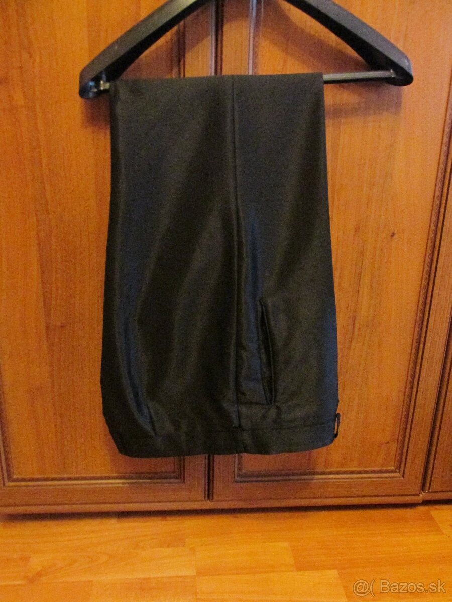 Predám oblek veľkosť 48 . - 2