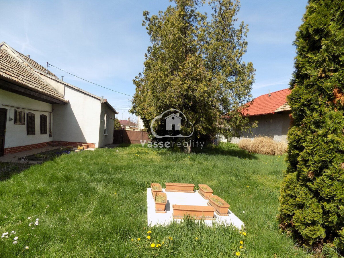 Pozemok 1715m2 v centre obce Tvrdošovce  so starším domom vh - 2