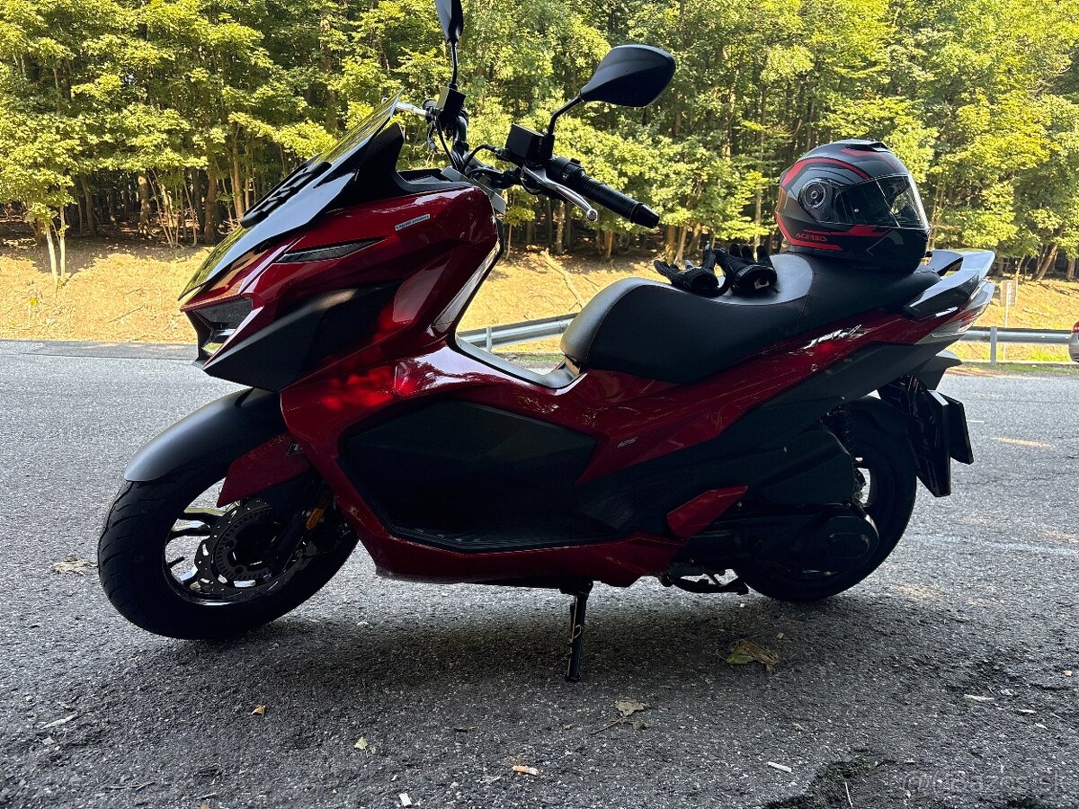 Predám skúter SYM JET X 125i - nový 8/25 ,záruka +3x prilba - 2