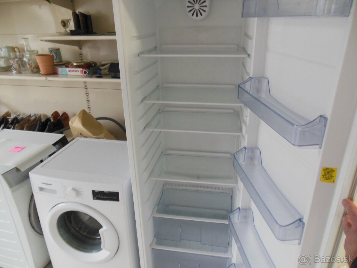 Práčka,chladnička. - 2