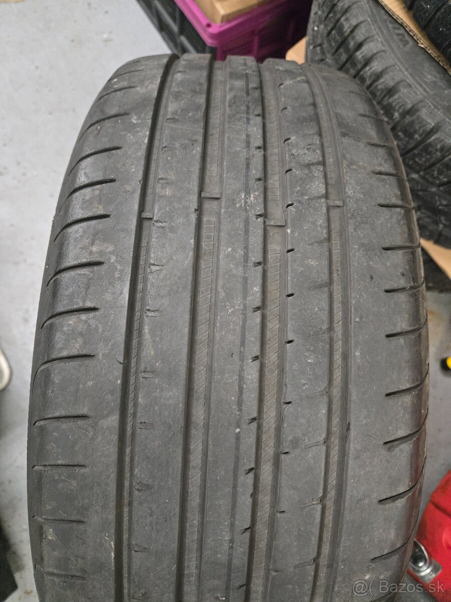 Good Year 245/45 R18 - 2